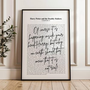 Puede incluir: Impresión enmarcada en negro con texto de "Harry Potter y las Reliquias de la Muerte". La impresión tiene un marco negro y se muestra en un suelo de madera. El texto incluye las frases "Por supuesto que está pasando dentro de tu cabeza Harry, pero ¿por qué en la tierra debería significar que no es real?"