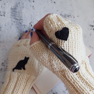 Gestrickte Pulswärmer: Katze & Herz bestickte Pulswärmer