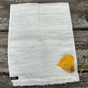 Weißer Wrap / Drape: Heben Sie Ihren Stil mit zeitloser Eleganz handgefertigter Schal