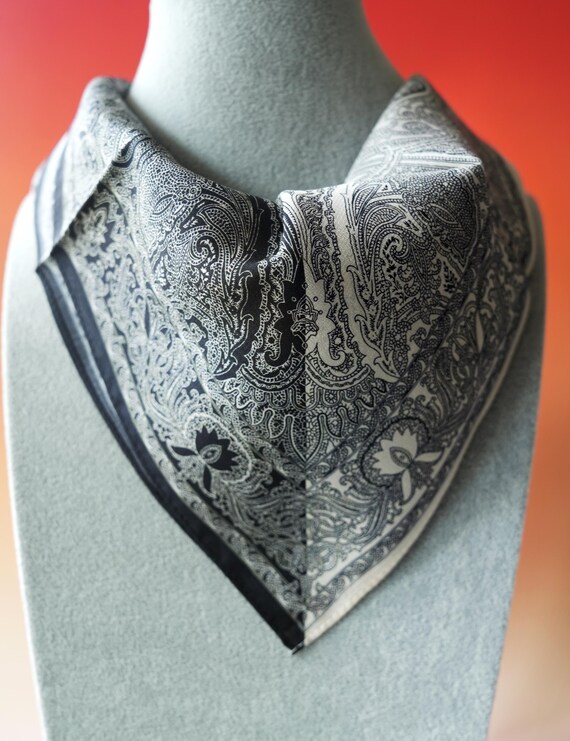 Sciarpa Quadrata In 100% Seta Di Gelso 68x68 Cm – Bandana Di Lusso Per Collo, Capelli O Borsa, Stampa Floreale, Accessorio Elegante E Ipoallergenico Donna
