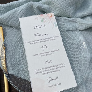 Menu de mariage fleuri en papier coton à bords déchirés