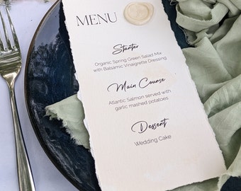 Menu de mariage blanc crème en papier coton à bords déchirés avec cachet de cire - thème mariage épuré raffiné