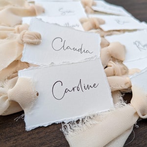 Marque places mariage avec ruban en mousseline de soie - Papier coton déchiré - Mariage chic et élégant - // Wedding Name cards