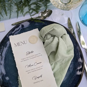 Menu de mariage blanc crème en papier coton à bords déchirés avec cachet de cire - thème mariage épuré raffiné