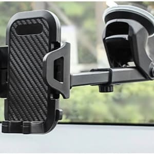 Könnte beinhalten: Eine schwarze Auto-Handyhalterung mit Saugnapfbasis und langem Arm. Die Halterung verfügt über eine federbelastete Handyhalterung mit einem Karbonfaser-Muster.