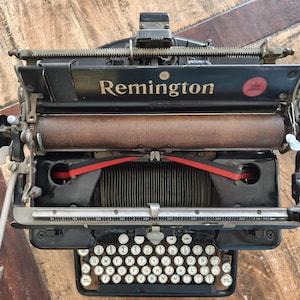 Vintage Remington 16 Typewriter – Dutch Keyboard – Circa 1930s–1940s
