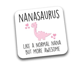 Könnte beinhalten: Ein weißer quadratischer Untersetzer mit einer rosa Dinosaurier-Illustration und dem Text "NANASAURUS LIKE A NORMAL NANA BUT MORE AWESOME".