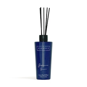 Op de afbeelding: Een donkerblauwe rietverspreiderfles met zwarte rietjes. De fles heeft de tekst "The Essence London" en "Jasminic Ocean". De onderkant van de fles luidt "Luxury Reed Diffuser e 200 ml / 6.76 fl oz".