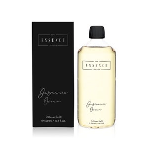 Könnte beinhalten: Eine transparente Glasflasche und eine schwarze Schachtel, beide mit der Aufschrift "The Essence London". Die Flasche enthält eine hellgelbe Flüssigkeit und hat einen schwarzen Deckel. Auf der Schachtel und der Flasche stehen die Worte "Jasmanic Ocean" und "Diffuser Refill, e 500 ml / 17.6 fl. oz."