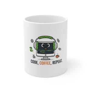 Può includere: Tazza in ceramica bianca con un disegno di computer dei cartoni animati con cuffie, una tazza di caffè e la scritta "CODE, COFFEE, REPEAT." Lo schermo del computer mostra il codice. La tazza è di dimensioni standard.