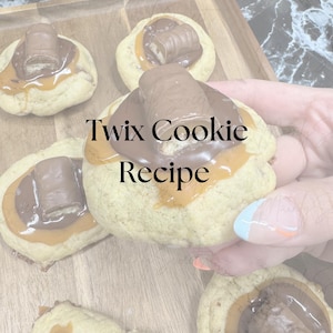 Könnte beinhalten: Nahaufnahme eines Twix-Cookie-Rezepts mit einer Hand, die einen Cookie mit einem Twix-Riegel darin hält. Der Cookie ist mit Karamell und Schokolade überzogen. Der Text "Twix Cookie Recipe" ist auf dem Bild zu sehen. Das Bild enthält auch den Text "@MainlySweets".