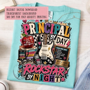 Może przedstawiać: Jasnoniebieski t-shirt z grafiką zawierającą napis PRINCIPAL BY DAY ROCKSTAR BY NIGHT. Ilustracja przedstawia czarną gitarę elektryczną, czerwone jabłko, stos książek, kubek do kawy oraz tablicę z tekstem.