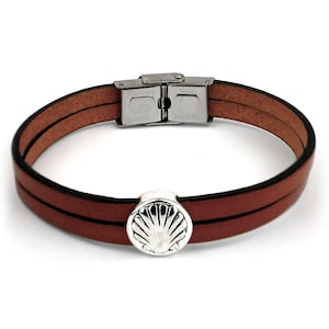 Pulsera de cuero y metal Melide con pequeño concha de vieira jacobea