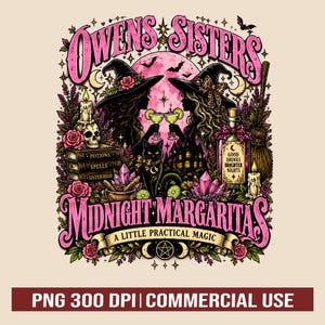 以下が含まれることがあります： Owens SistersとMidnight Margaritas with a little practical magicというテキストが描かれたグラフィックデザイン。帽子をかぶった2人の魔女、黒猫、頭蓋骨、本、クリスタル、ほうき、ピンクの月の下にあるマルガリータのイラストが含まれています。