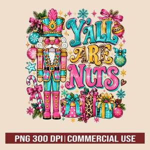 Può includere: Un'illustrazione digitale raffigurante uno schiaccianoci in uniforme rosa e verde acqua, circondato da decorazioni natalizie, regali e fiocchi di neve. Il testo Y'ALL ARE NUTS è scritto in grandi lettere stilizzate con accenti leopardati.