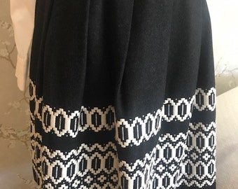 Kate Spade Embroidered Skirt Size L -- Perfect for the Holidays!!!