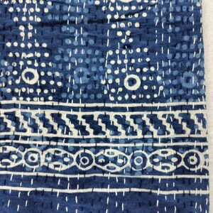 Pode incluir: Uma colcha kantha azul com um padr&atilde;o geom&eacute;trico branco. A colcha &eacute; feita de algod&atilde;o e tem um design costurado &agrave; m&atilde;o.
