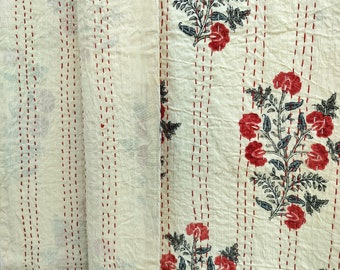 Trapunta Kantha floreale fatta a mano: copriletto in cotone con stampa a blocchi rossi