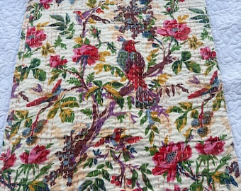 Colcha Kantha hecha a mano con estampado de pájaros: Colcha floral de algodón