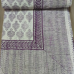 Trapunta in cotone fatta a mano, copriletto con stampa floreale viola a blocchi, morbida e leggera, stile boho indiano.