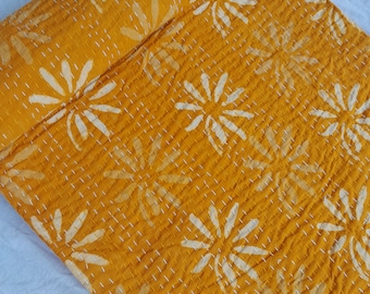 Edredón Kantha floral amarillo: colcha de algodón estampada a mano