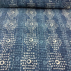 Pode incluir: Tecido azul com um design estampado branco e azul claro. O padr&atilde;o apresenta c&iacute;rculos pequenos e c&iacute;rculos maiores com um anel ao redor.