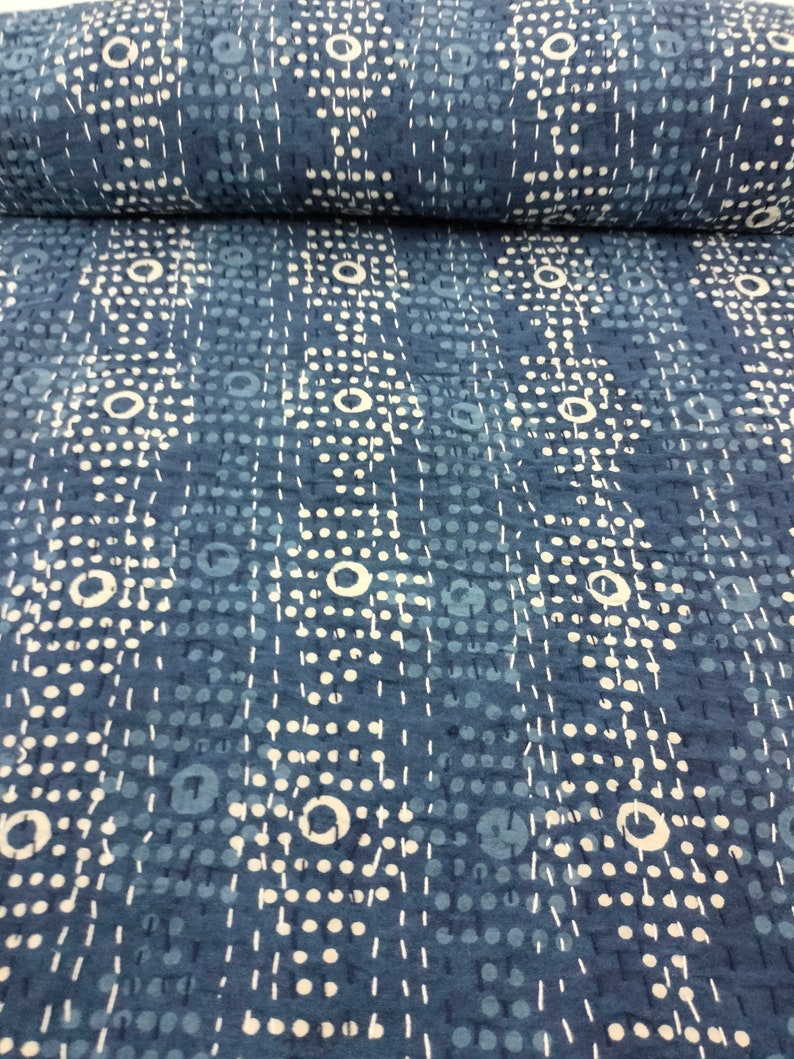 Pode incluir: Tecido azul com um design estampado branco e azul claro. O padr&atilde;o apresenta c&iacute;rculos pequenos e c&iacute;rculos maiores com um anel ao redor.