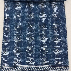 Pode incluir: Uma colcha kantha azul e branca com um padr&atilde;o geom&eacute;trico. A colcha &eacute; feita de algod&atilde;o e tem um design costurado &agrave; m&atilde;o.
