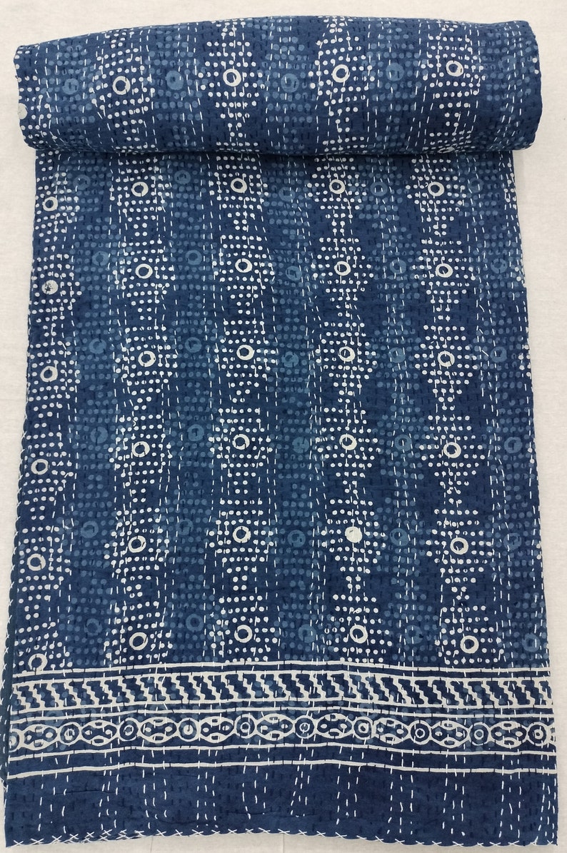 Pode incluir: Uma colcha kantha azul e branca com um padr&atilde;o geom&eacute;trico. A colcha &eacute; feita de algod&atilde;o e tem um design costurado &agrave; m&atilde;o.