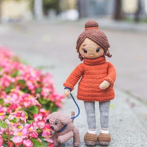 Patrón amigurumi a crochet de una preciosa muñeca con jersey. Lindo perro de crochet con correa. La muñeca de un niño. ESP PDF Patrón Amigurumi imagen 4