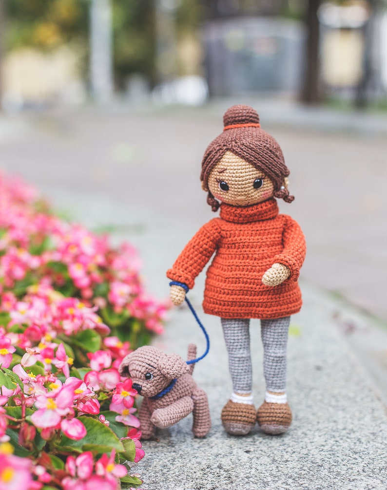 Patrón amigurumi a crochet de una preciosa muñeca con jersey. Lindo perro de crochet con correa. La muñeca de un niño. ESP PDF Patrón Amigurumi imagen 4