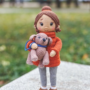 Patrón amigurumi a crochet de una preciosa muñeca con jersey. Lindo perro de crochet con correa. La muñeca de un niño. ESP PDF Patrón Amigurumi imagen 2