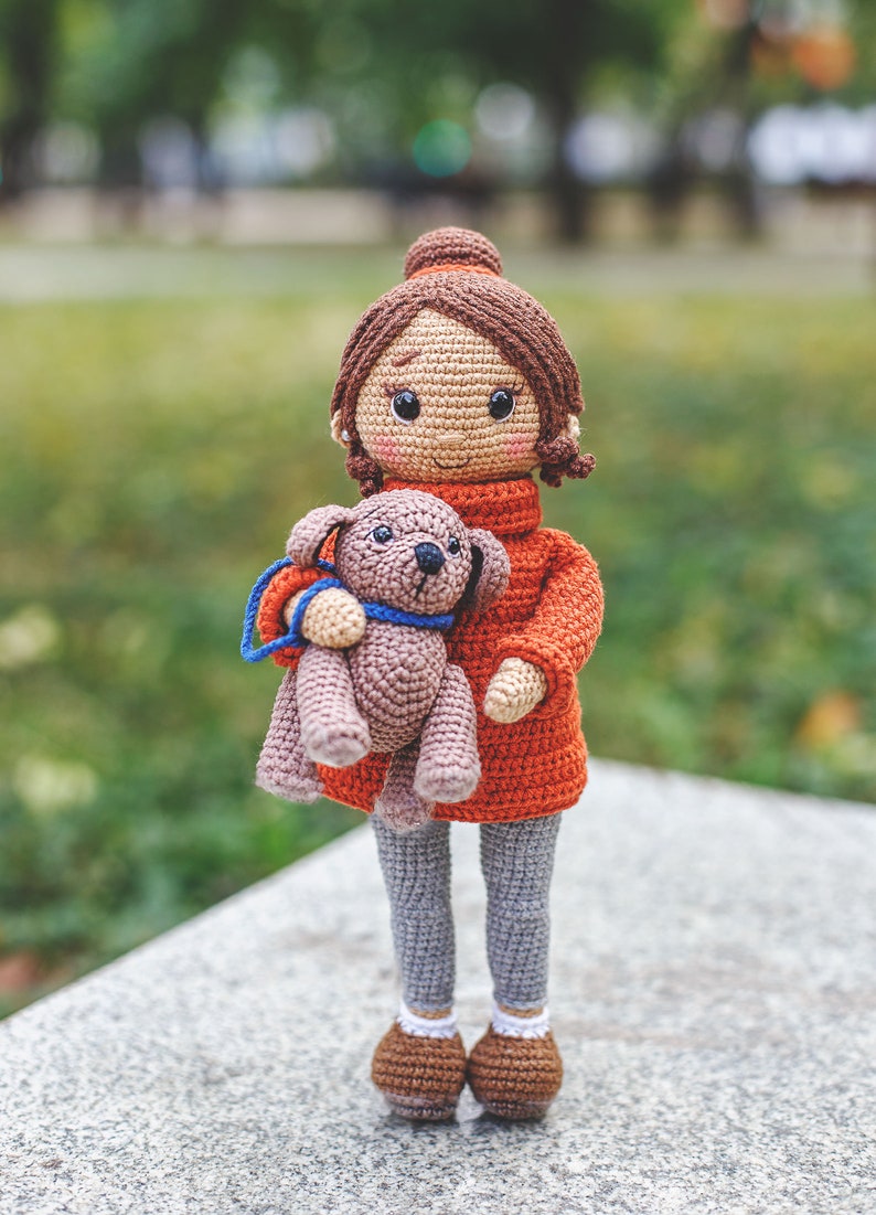 Patrón amigurumi a crochet de una preciosa muñeca con jersey. Lindo perro de crochet con correa. La muñeca de un niño. ESP PDF Patrón Amigurumi imagen 2