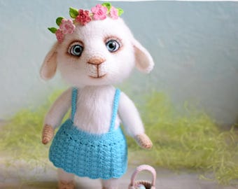 Crochet pattern toy the Lamb. PDF amigurumi pattern in English.