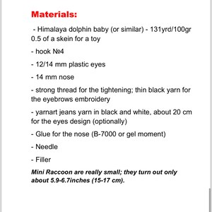 Puede incluir: Una lista de materiales necesarios para hacer un mini amigurumi de mapache. La lista incluye hilo, ojos de pl&aacute;stico, hilo y pegamento. El texto tambi&eacute;n menciona que el juguete terminado tendr&aacute; aproximadamente 15-17 cm de alto.