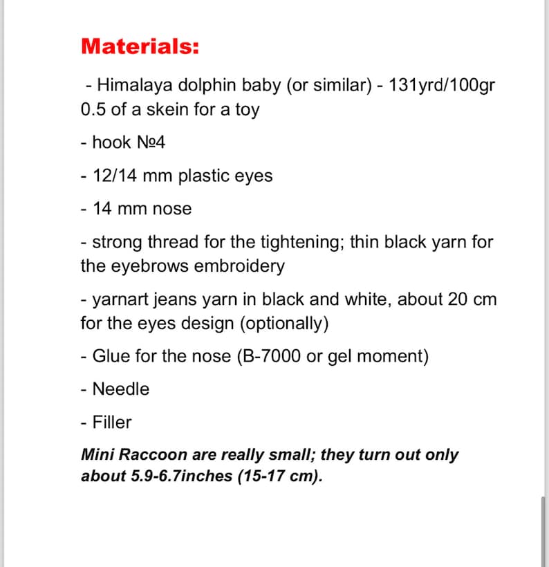 Puede incluir: Una lista de materiales necesarios para hacer un mini amigurumi de mapache. La lista incluye hilo, ojos de pl&aacute;stico, hilo y pegamento. El texto tambi&eacute;n menciona que el juguete terminado tendr&aacute; aproximadamente 15-17 cm de alto.