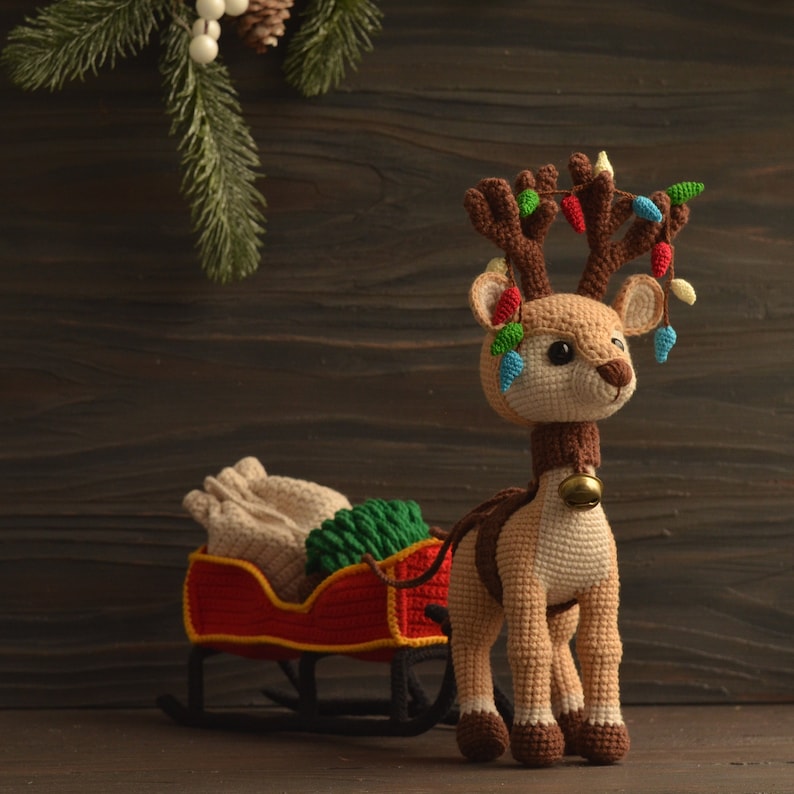 Set Christmas toys: Reindeer with a sleigh a bag for gifts and Christmas tree, PDF English Español pattern, Christmas décor image 7