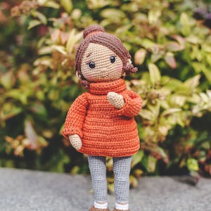 Patrón amigurumi a crochet de una preciosa muñeca con jersey. Lindo perro de crochet con correa. La muñeca de un niño. ESP PDF Patrón Amigurumi imagen 5