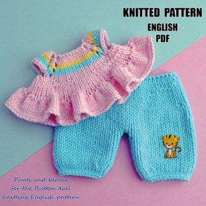 Op de afbeelding: Breipatroon voor een roze en blauwe poppenoutfit. De outfit bevat een roze, mouwloos bloesje met gele en blauwe strepen en een blauwe broek met een tijgerapplicatie. Het patroon is beschikbaar in het Engelse PDF-formaat.
