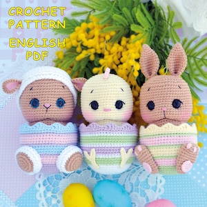 Puede incluir: Patrón de crochet para tres animales de Pascua: un cordero, un pollito y un conejito. Cada animal está sentado dentro de un huevo de crochet con rayas de colores. El patrón está disponible en inglés y es una descarga PDF.