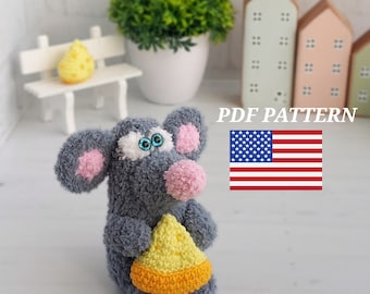 English crochet pattern Mouse with a piece of cheese