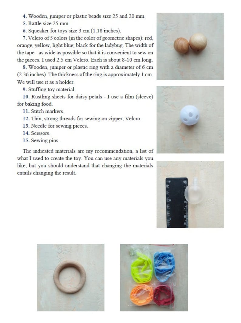 Puede incluir: Una colecci&oacute;n de materiales para hacer un juguete DIY. Los materiales incluyen cuentas de madera, una pelota de pl&aacute;stico que chirr&iacute;a, un anillo de pl&aacute;stico, una pelota de pl&aacute;stico transparente, una pelota de pl&aacute;stico blanca con agujeros y anillos de pl&aacute;stico de colores. Los materiales est&aacute;n dispuestos sobre una superficie blanca.