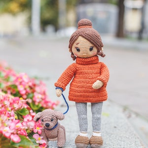 Patrón amigurumi a crochet de una preciosa muñeca con jersey. Lindo perro de crochet con correa. La muñeca de un niño. ESP PDF Patrón Amigurumi imagen 3