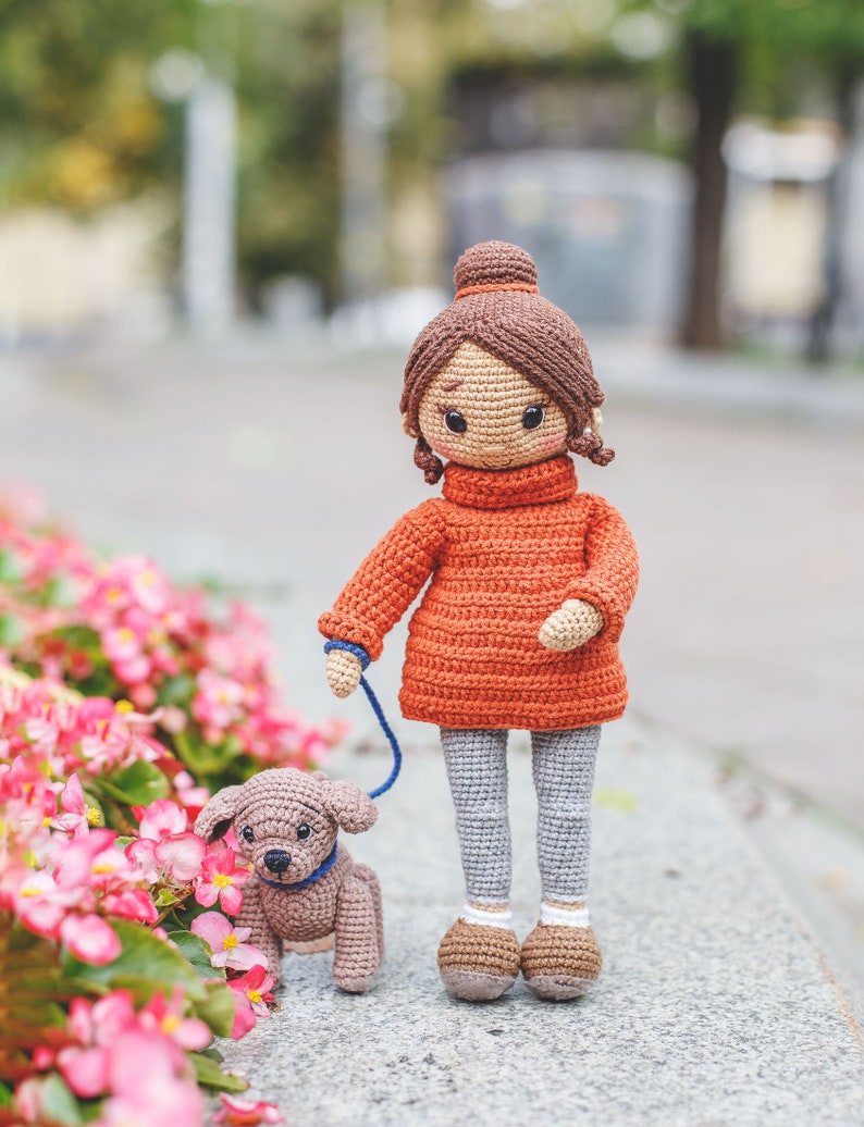 Patrón amigurumi a crochet de una preciosa muñeca con jersey. Lindo perro de crochet con correa. La muñeca de un niño. ESP PDF Patrón Amigurumi imagen 3