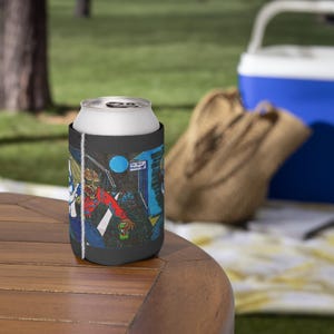 Puede incluir: Un enfriador de latas negro y azul con un personaje de dibujos animados que lleva una camisa roja y sostiene una bebida verde. El texto "The Blue Inferno" es visible en el enfriador.