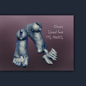Puede incluir: Imagen renderizada en 3D de pies de lagarto clásicos en color azul grisáceo claro. Los pies están detallados con escamas y garras texturizadas. El texto "Classic Lizard feet STL MODEL" se muestra en blanco.