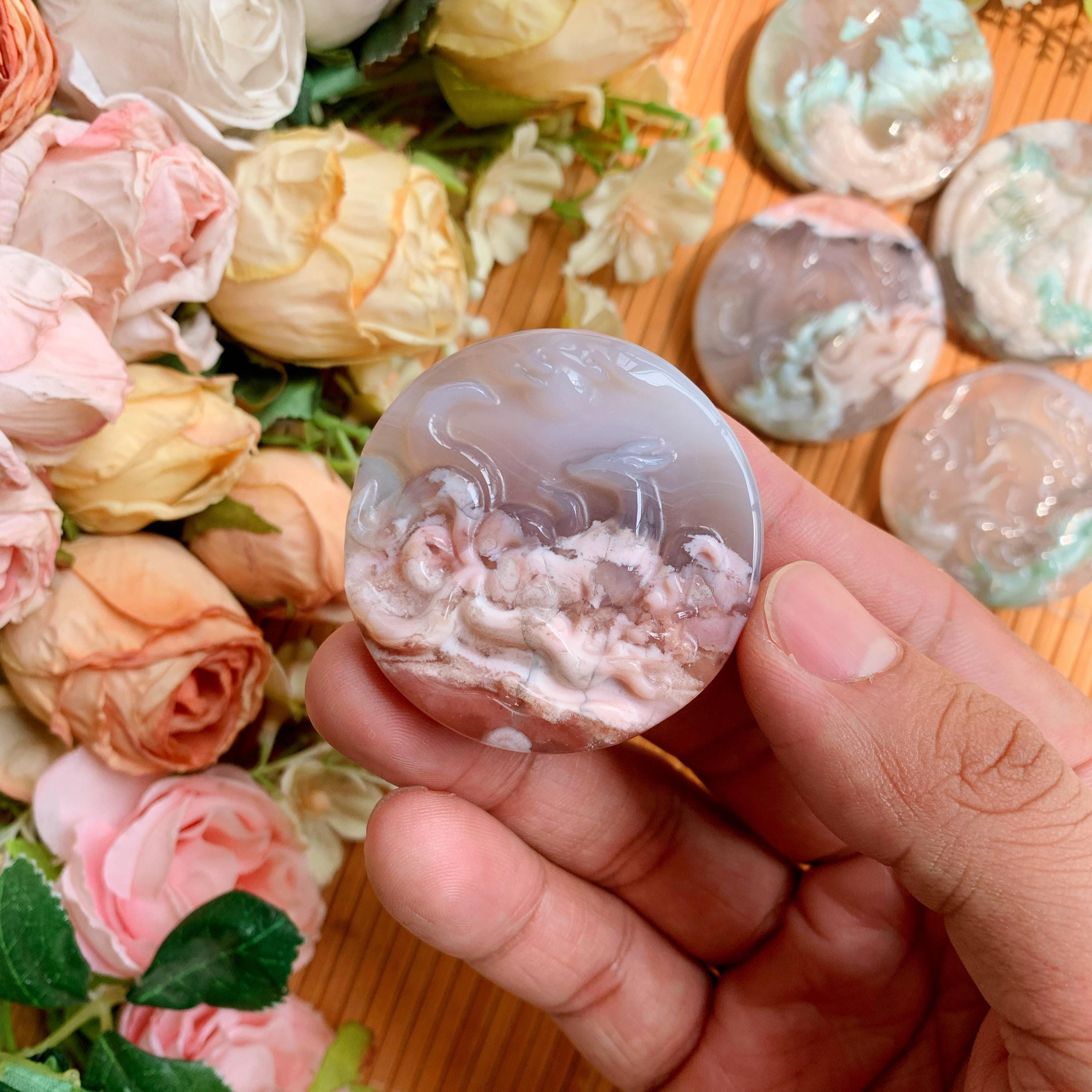 花瑪瑙九尾狐ペンダント：手彫りのお守りネックレス - Etsy 日本