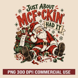 Könnte beinhalten: Eine grafische Illustration eines frustrierten Weihnachtsmanns, der neben einem grünen Geschenkesack sitzt und einen roten Anzug mit weißem Besatz trägt. Der Text lautet JUST ABOUT MCF*CKIN' HAD IT und NICE? NAH. I'M DONE. mit Schneeflocken.