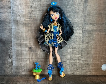 Cleo de Nile ~ Gloom & Bloom ~ Monster High Doll