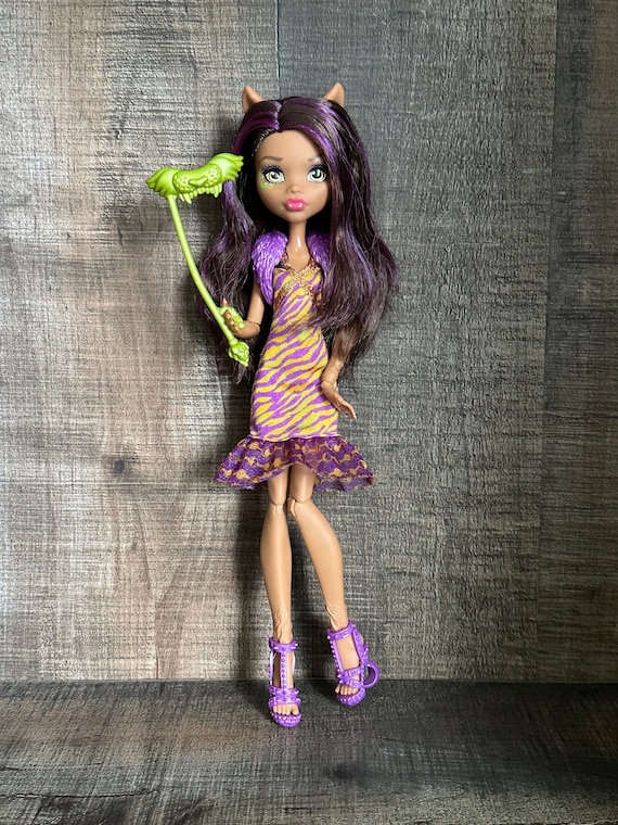 Clawdeen Begs to Stay at Monster High!